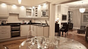 Apartamento, 2 habitaciones | Cocina privada | Cafetera o tetera, frigorífico, microondas y horno