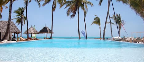 Piscine extérieure, chaises longues