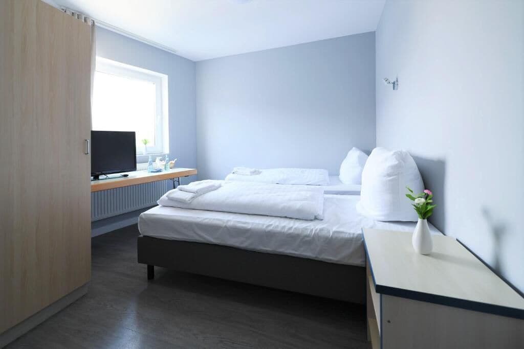 Habitació doble estàndard | Roba de llit d'alta qualitat, escriptori i cortines opaques 