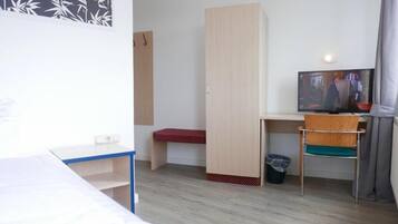 Ropa de cama de alta calidad, escritorio y cortinas blackout