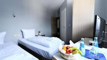 Habitació doble estàndard | Roba de llit d'alta qualitat, escriptori i cortines opaques