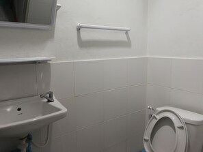 Standard-Doppelzimmer | Badezimmer | Dusche, kostenlose Toilettenartikel, Handtücher