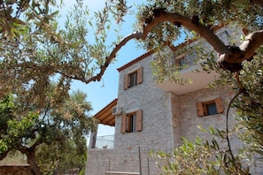 Exterior - Spacious Villa Stunning Seaview - Perfect Location (West Mani)
