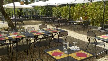 Lunch and dinner served, Italian cuisine