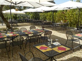 供应午餐和晚餐，意大利菜