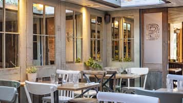 Lunch, dinner, brunch served; British cuisine