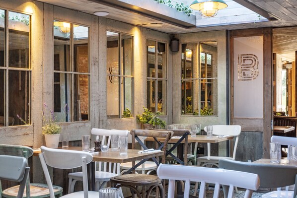 Déjeuner, dîner et brunch servis sur place, plats Cuisine anglaise