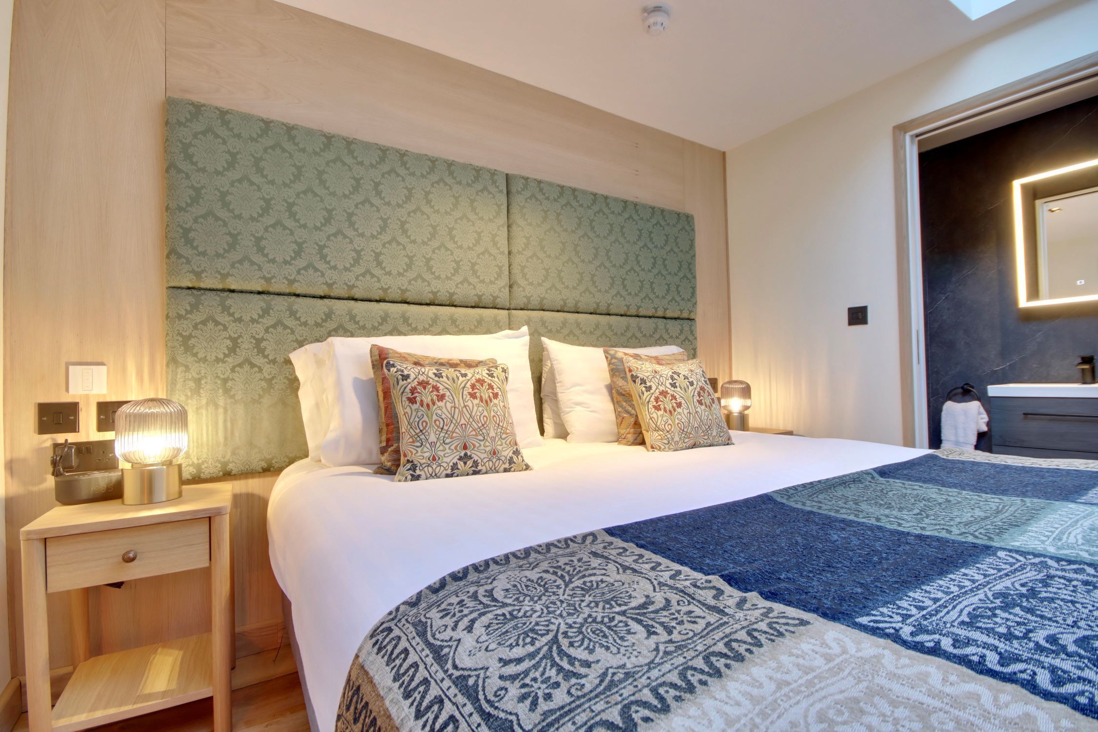 Superior-Zimmer, 1 King-Bett, Nichtraucher, eigenes Bad | 1 Schlafzimmer, Betten mit Memory-Foam-Matratzen, Zimmersafe