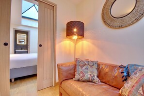 Chambre Supérieure, 1 très grand lit, non-fumeurs, salle de bains privée | 1 chambre, matelas mémoire de forme, coffres-forts dans les chambres