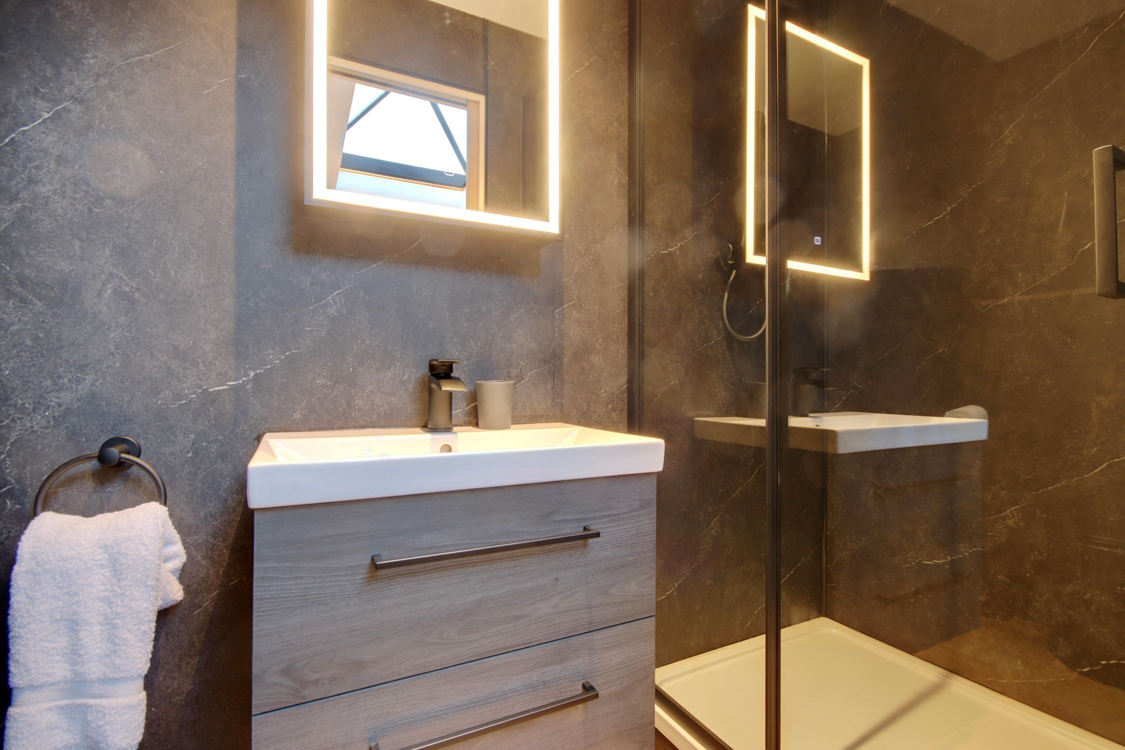 Superior kamer, 1 kingsize bed, niet-roken, privébadkamer | Badkamer | Een douche, gratis toiletartikelen, een haardroger, zeep