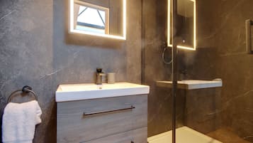 Superior kamer, 1 kingsize bed, niet-roken, privébadkamer | Badkamer | Een douche, gratis toiletartikelen, een haardroger, zeep