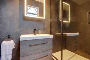 Quarto superior, 1 cama King, para não fumantes, banheiro privativo | Banheiro | Chuveiro, produtos de toalete grátis, secador de cabelo, sabonete