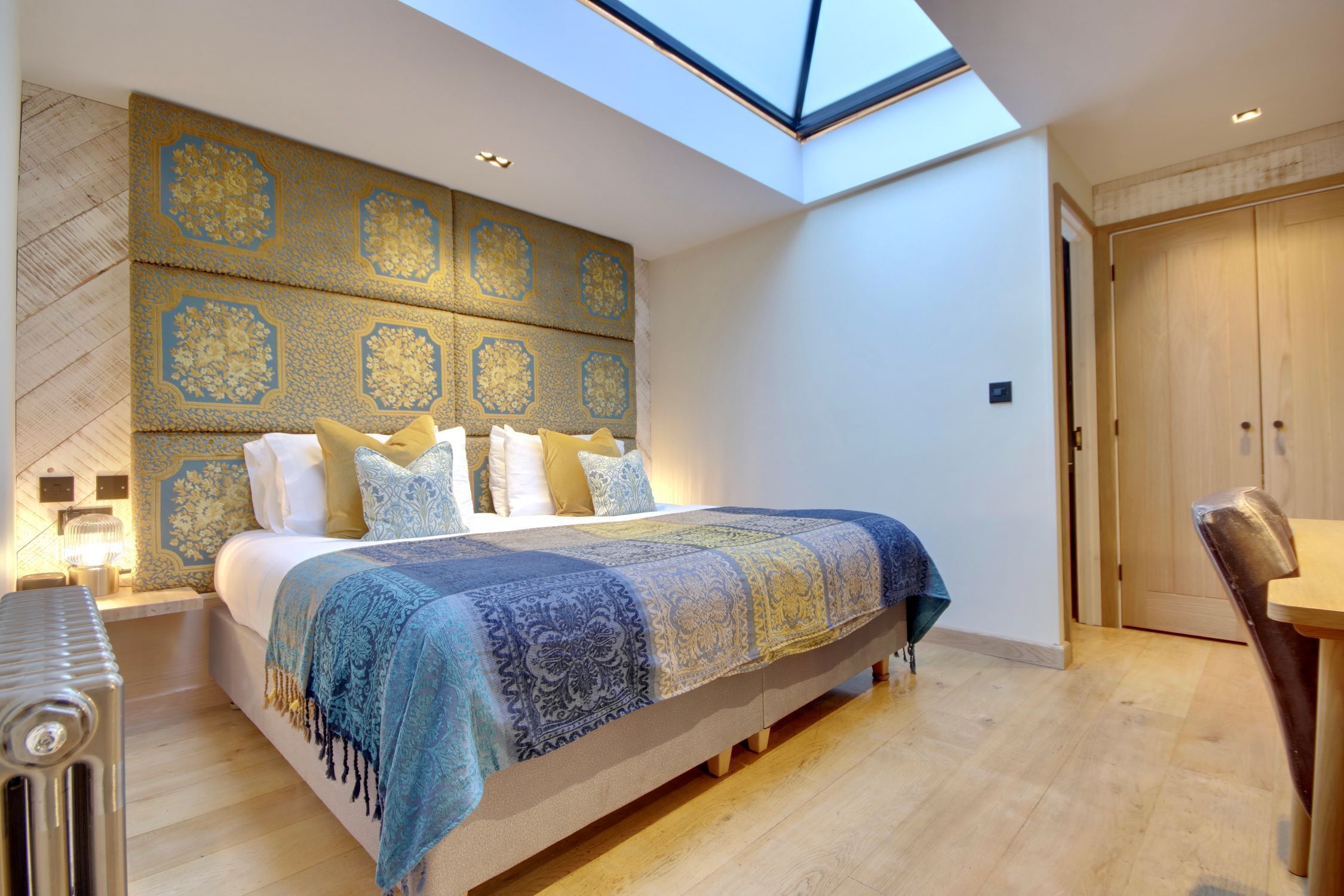 Deluxe kamer, 1 kingsize bed, niet-roken, privébadkamer | 1 slaapkamer, bedden met traagschuimmatras, een kluis op de kamer