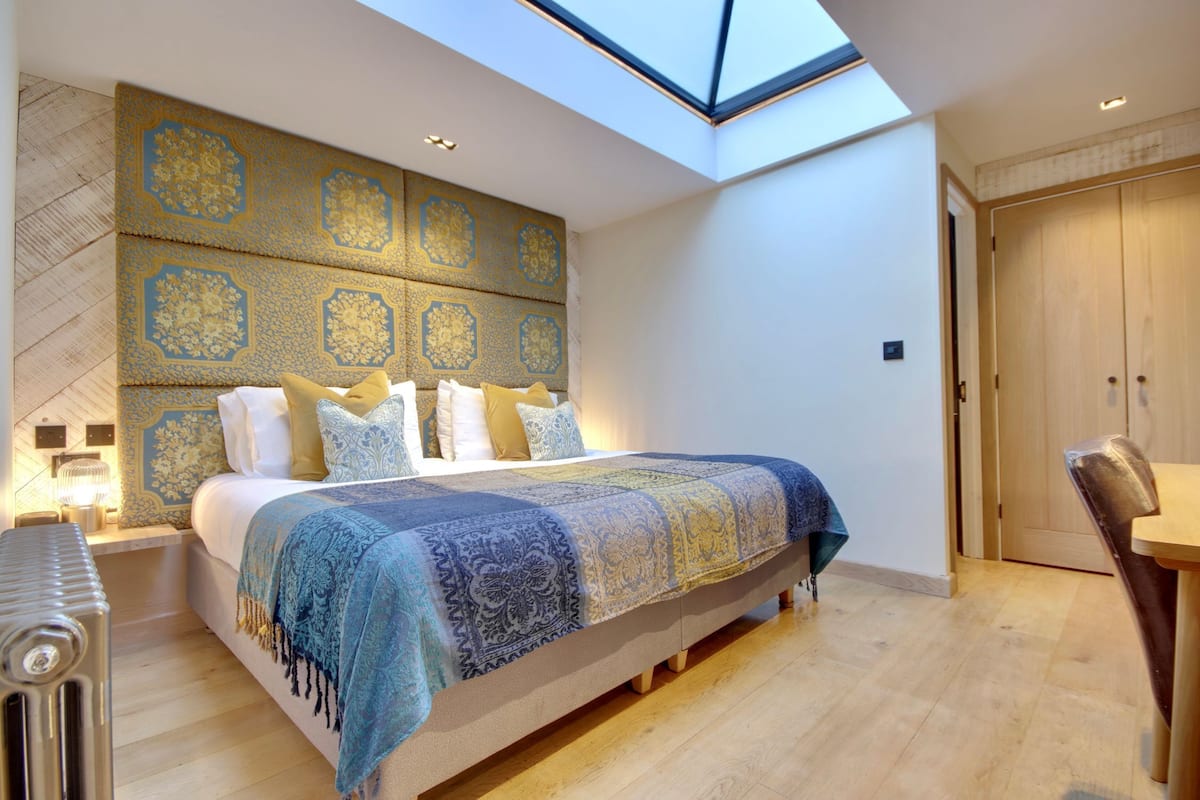 Deluxe kamer, 1 kingsize bed, niet-roken, privébadkamer | 1 slaapkamer, bedden met traagschuimmatras, een kluis op de kamer