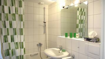 Combined shower/bathtub, free toiletries, hair dryer, towels