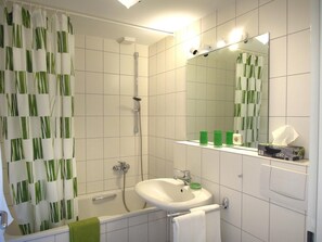 Ensemble douche/baignoire, articles de toilette gratuits, sèche-cheveux