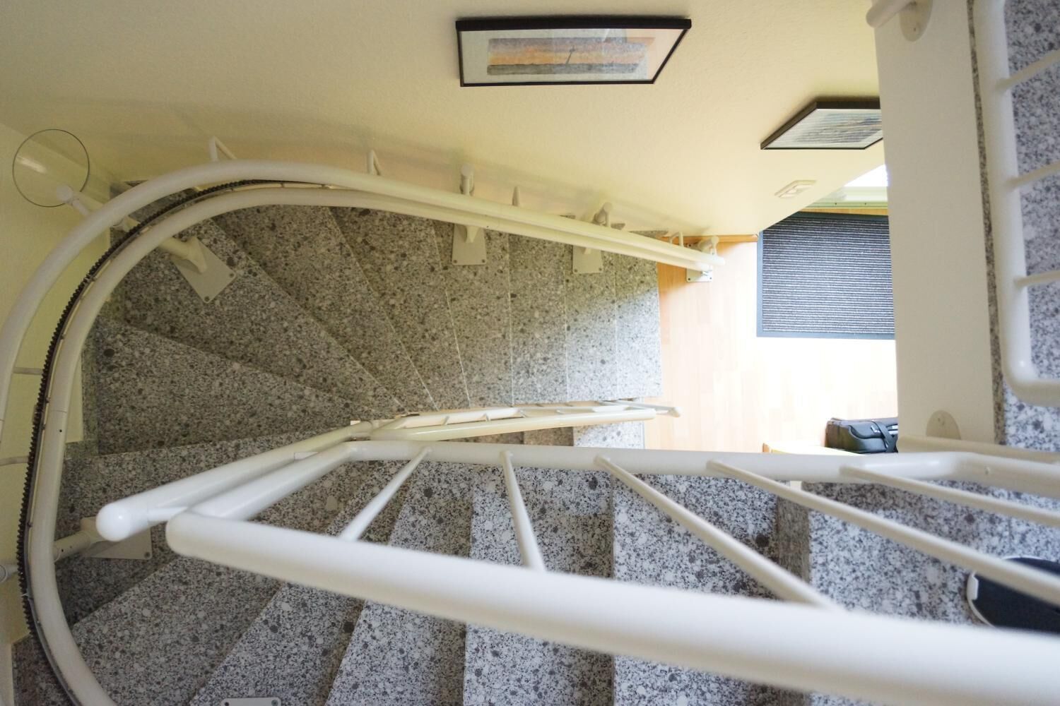 1 kamar tidur, meja kerja, tirai kedap cahaya, dan setrika/meja setrika