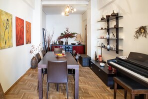 Télévision à écran plat, cheminée