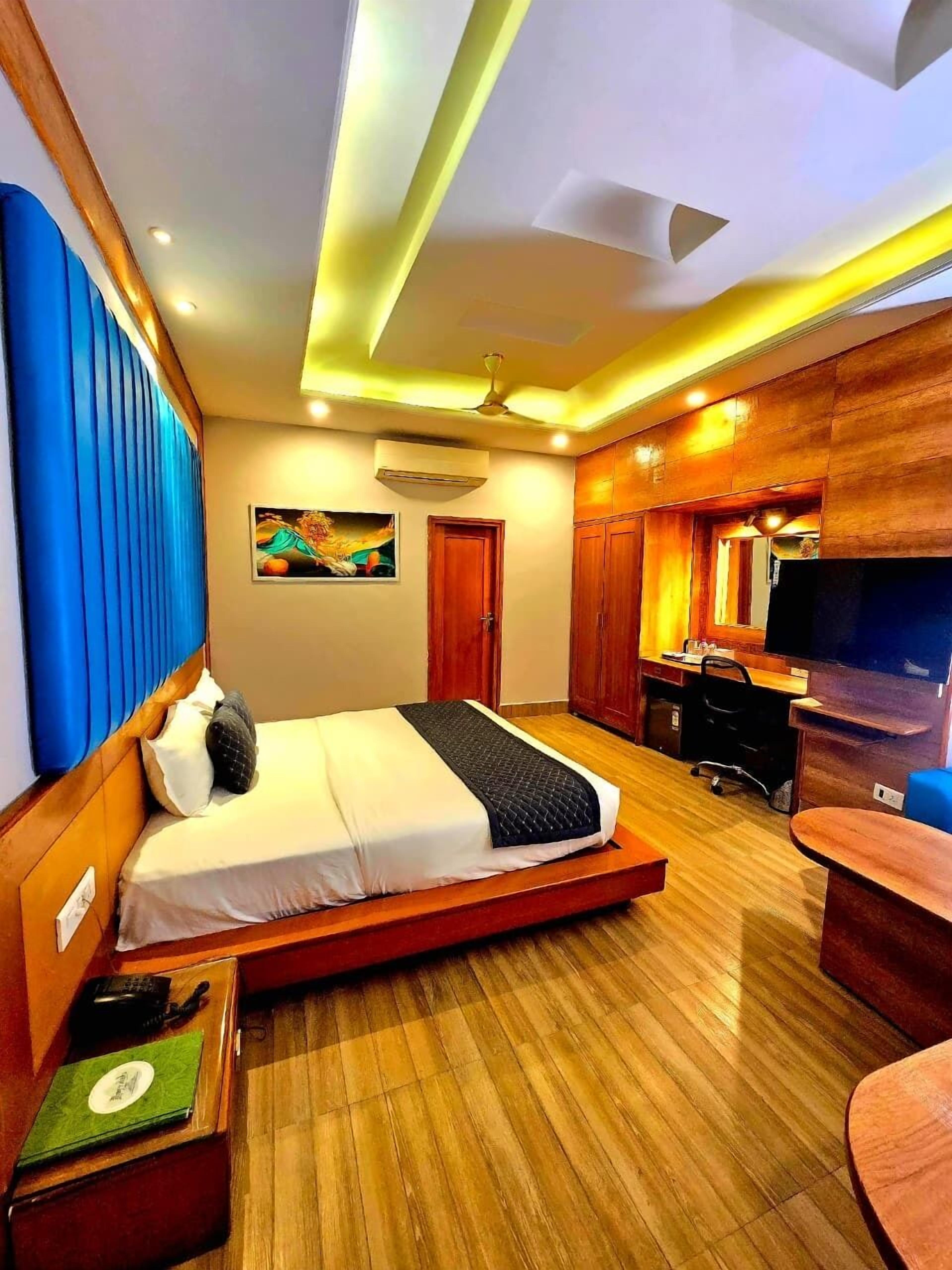 Presidential Suite, Smoking | 1 bedroom, in-room safe, blackout drapes, iron/ironing board