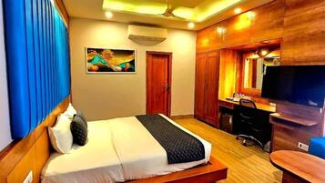 Presidential Suite, Smoking | 1 bedroom, in-room safe, blackout curtains, iron/ironing board