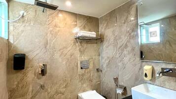 Presidential Suite, Smoking | Bathroom | Shower, towels