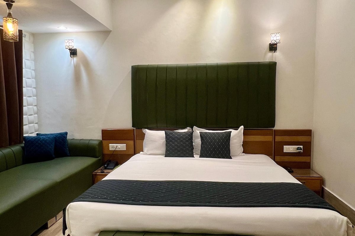 Club Royal Room | 1 bedroom, in-room safe, blackout drapes, iron/ironing board