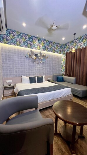 Club Room, Accessible, Smoking | 1 bedroom, in-room safe, blackout drapes, iron/ironing board