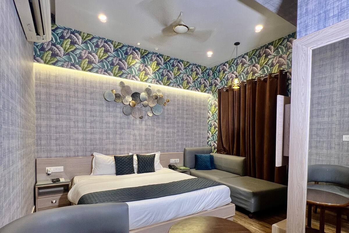 Club Room, Accessible, Smoking | 1 bedroom, in-room safe, blackout drapes, iron/ironing board