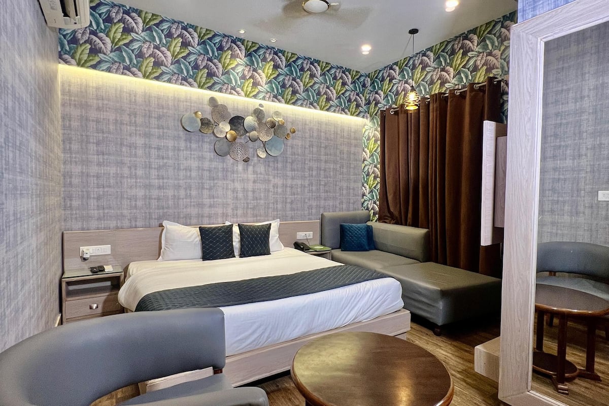 Club Room, Accessible, Smoking | 1 bedroom, in-room safe, blackout drapes, iron/ironing board