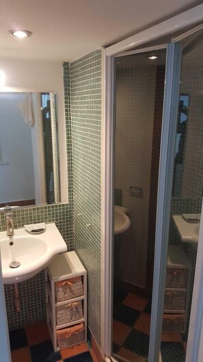 Family Duplex, Multiple Beds, City View | Bathroom | Free toiletries, hair dryer, bathrobes, towels - Miseria e Nobiltà (Naples)