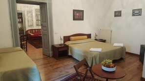 Minibar, laptop workspace, blackout drapes, iron/ironing board - Miseria e Nobiltà (Naples)
