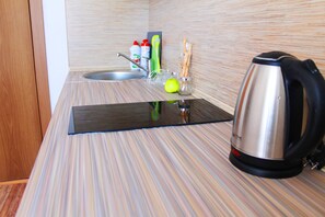 Studio (111M) | Private kitchenette | Full-sized fridge, microwave, stovetop, electric kettle - Apartments on Prospekt Dzerzhinskogo 238 (Novorossijsk)