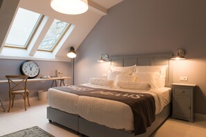 Kamar Double, 1 Tempat Tidur Queen | Brankas, meja kerja, tirai kedap cahaya, dan setrika/meja setrika