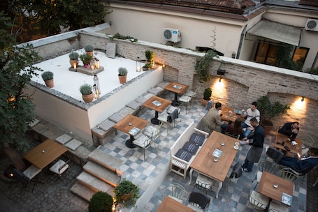 Breakfast, lunch and dinner served