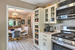 Fridge, microwave, stovetop, dishwasher - Cute East Hampton Cottage w/ Patio - Walk to Beach (East Hampton)