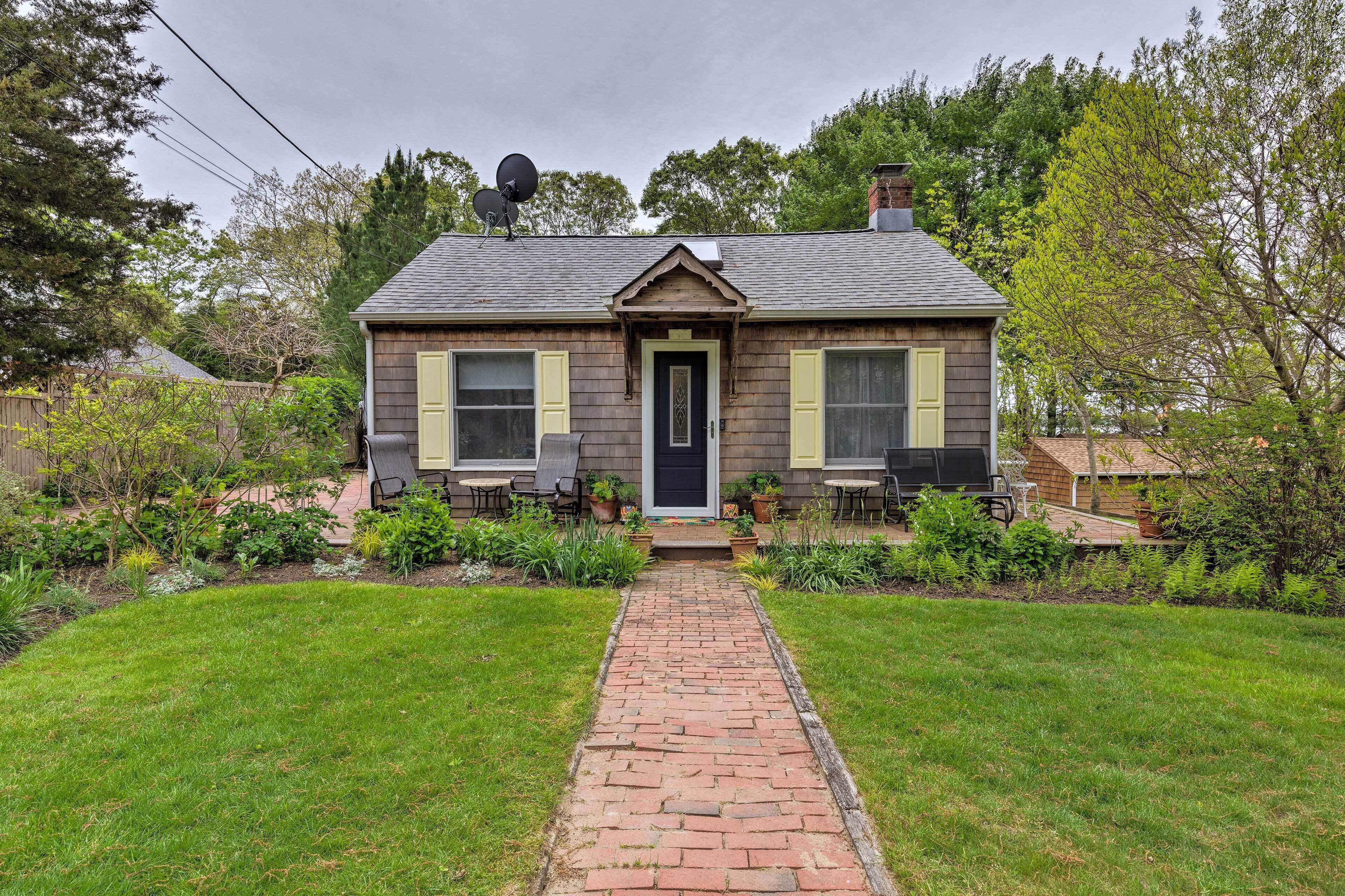Cute East Hampton Cottage w/ Patio - Walk to Beach
