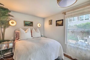 2 bedrooms, iron/ironing board, Internet, bed sheets - Cute East Hampton Cottage w/ Patio - Walk to Beach (East Hampton)