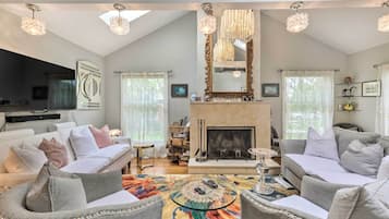 TV, fireplace, DVD player, books
