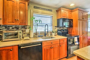 Geladeira, micro-ondas, cooktop, lava-louças