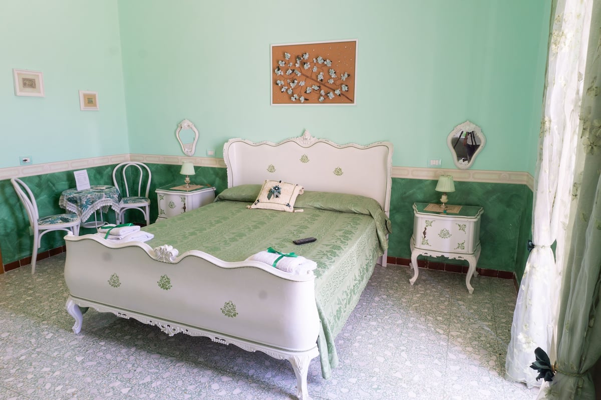 Quarto casal exclusivo | Frigobar, escrivaninha, Wi-Fi de cortesia, roupa de cama
