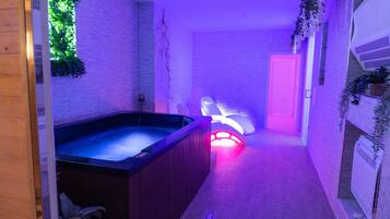 Espace de soins pour les couples, sauna, bain Ă  remous, hammam, hammam
