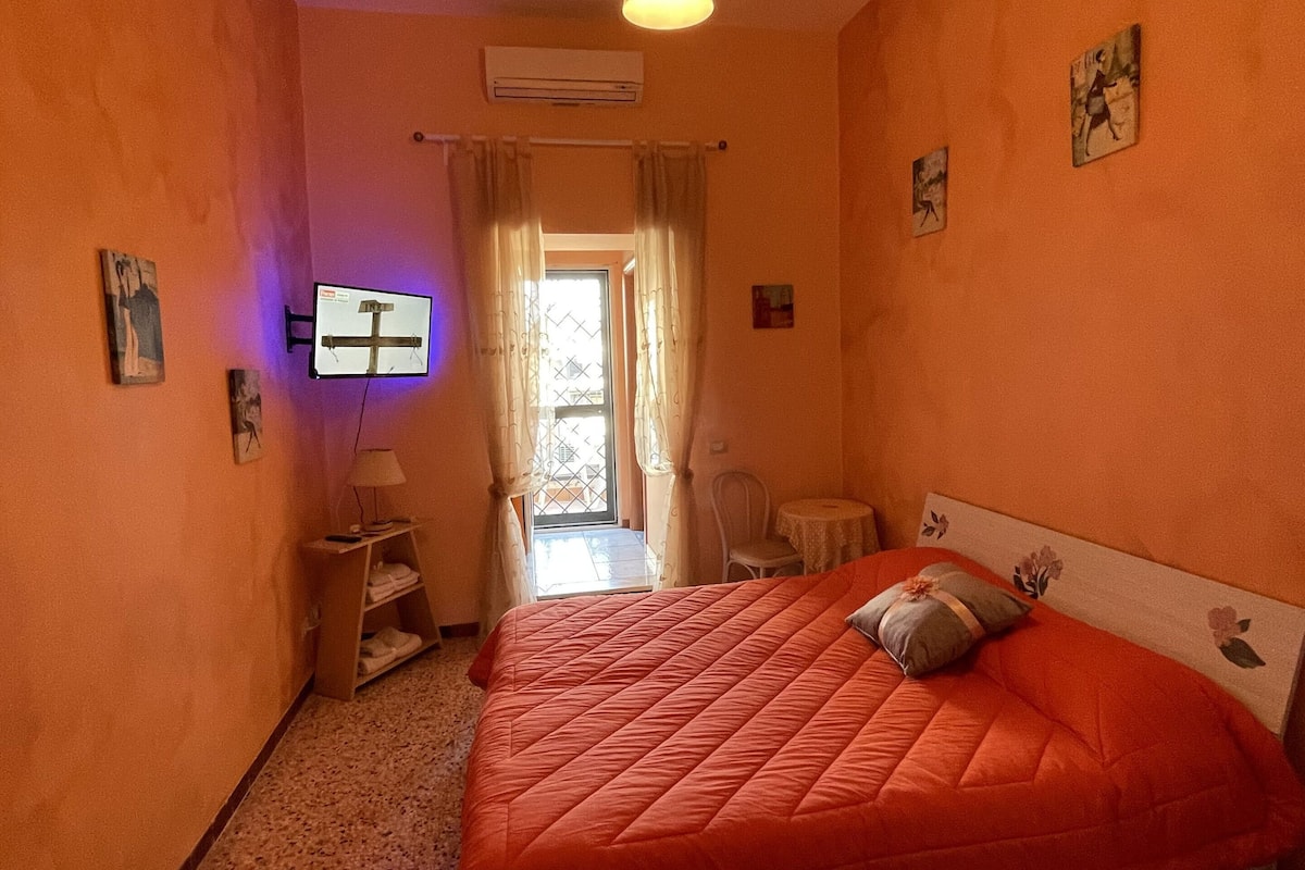 Quarto casal conforto | Frigobar, escrivaninha, Wi-Fi de cortesia, roupa de cama