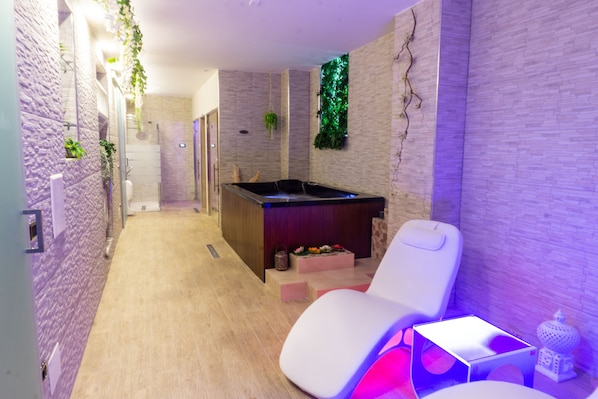 Behandlingsrom for par, badstue, boblebad, dampbad og tyrkisk bad/hamam