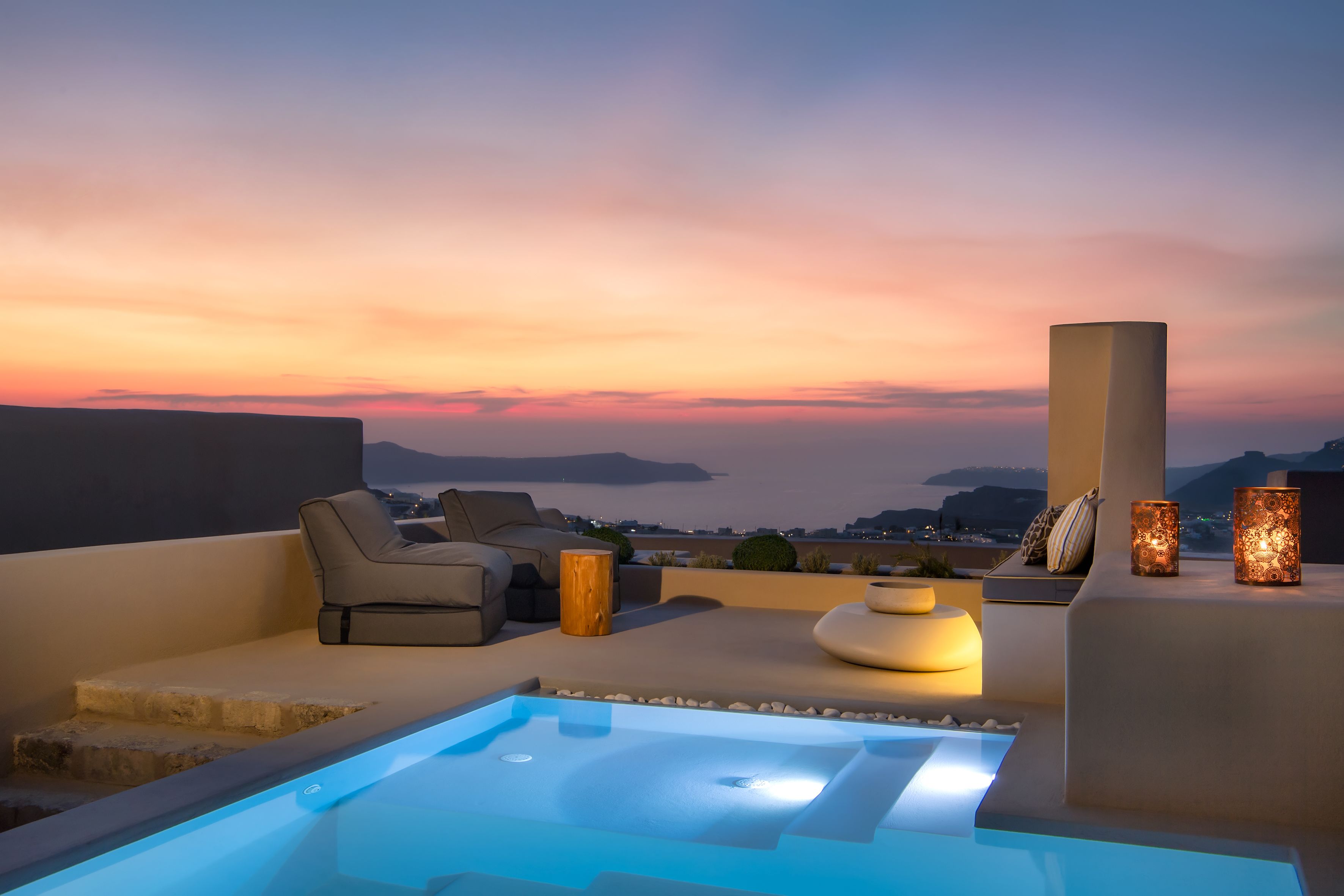 Une terrasse sur le toit dotée d’un jacuzzi, de chaises longues et de bougies, offrant une vue imprenable sur un magnifique coucher de soleil.