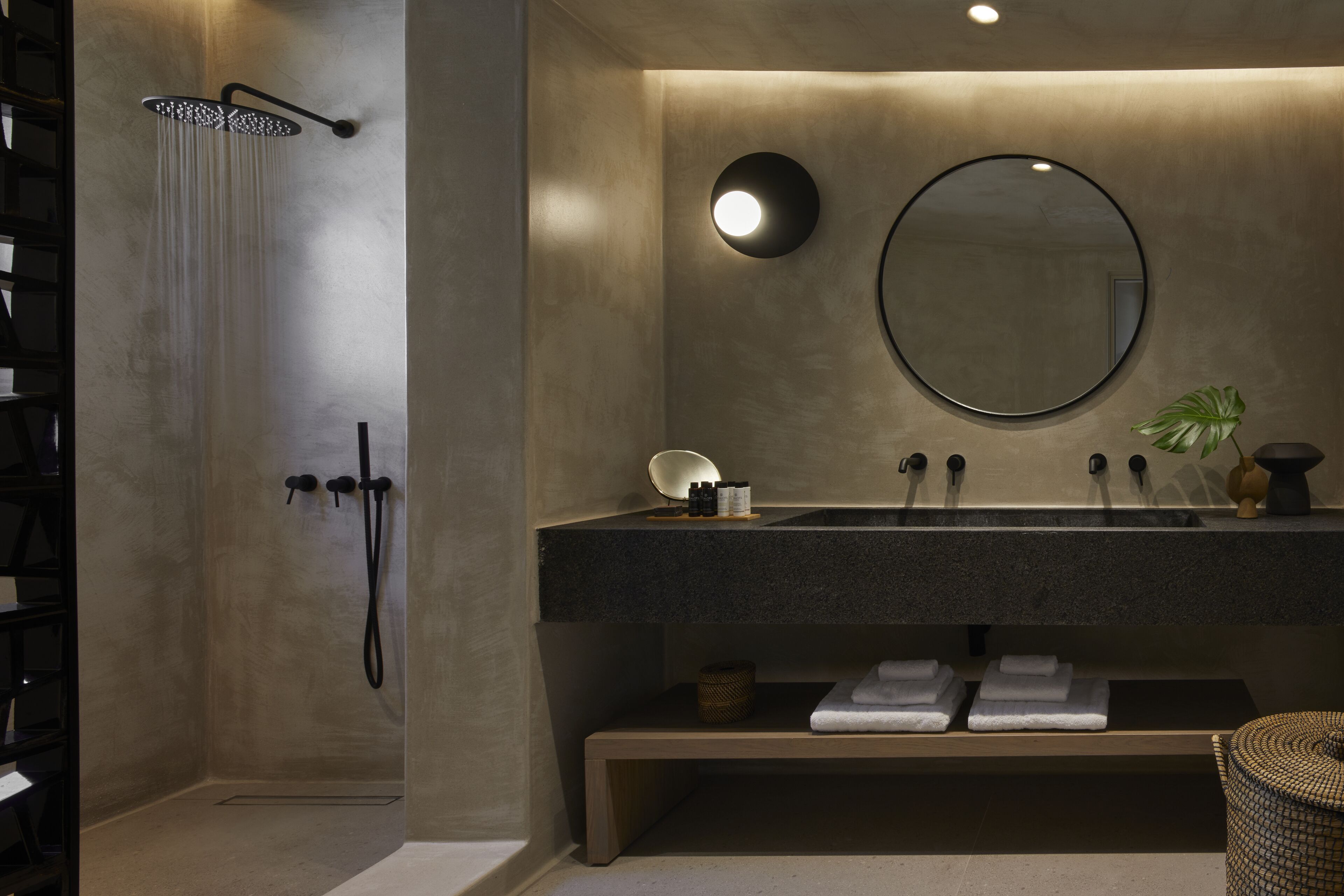 Un baño moderno con ducha, un espejo grande y un tocador con lavabo.