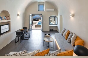 Alkyone Cave Suite, with Private Pool | Sala de estar | TV de tela plana