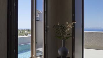 Crown ,Grand Split-level Suite with Private Pool and Outdoor Jacuzzi | Ropa de cama de alta calidad y minibar