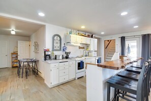 Réfrigérateur, micro-ondes, plaque de cuisson, lave-vaisselle