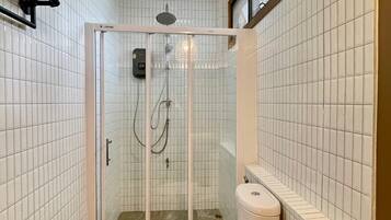 Superior villa, uitzicht op tuin (Family Room) | Badkamer | Een douche, gratis toiletartikelen, een haardroger, pantoffels