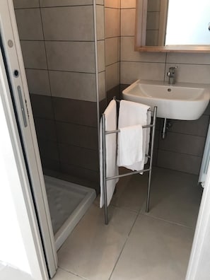 Shower, kloset,  dan handuk